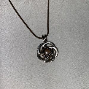 Pearl flower necklace